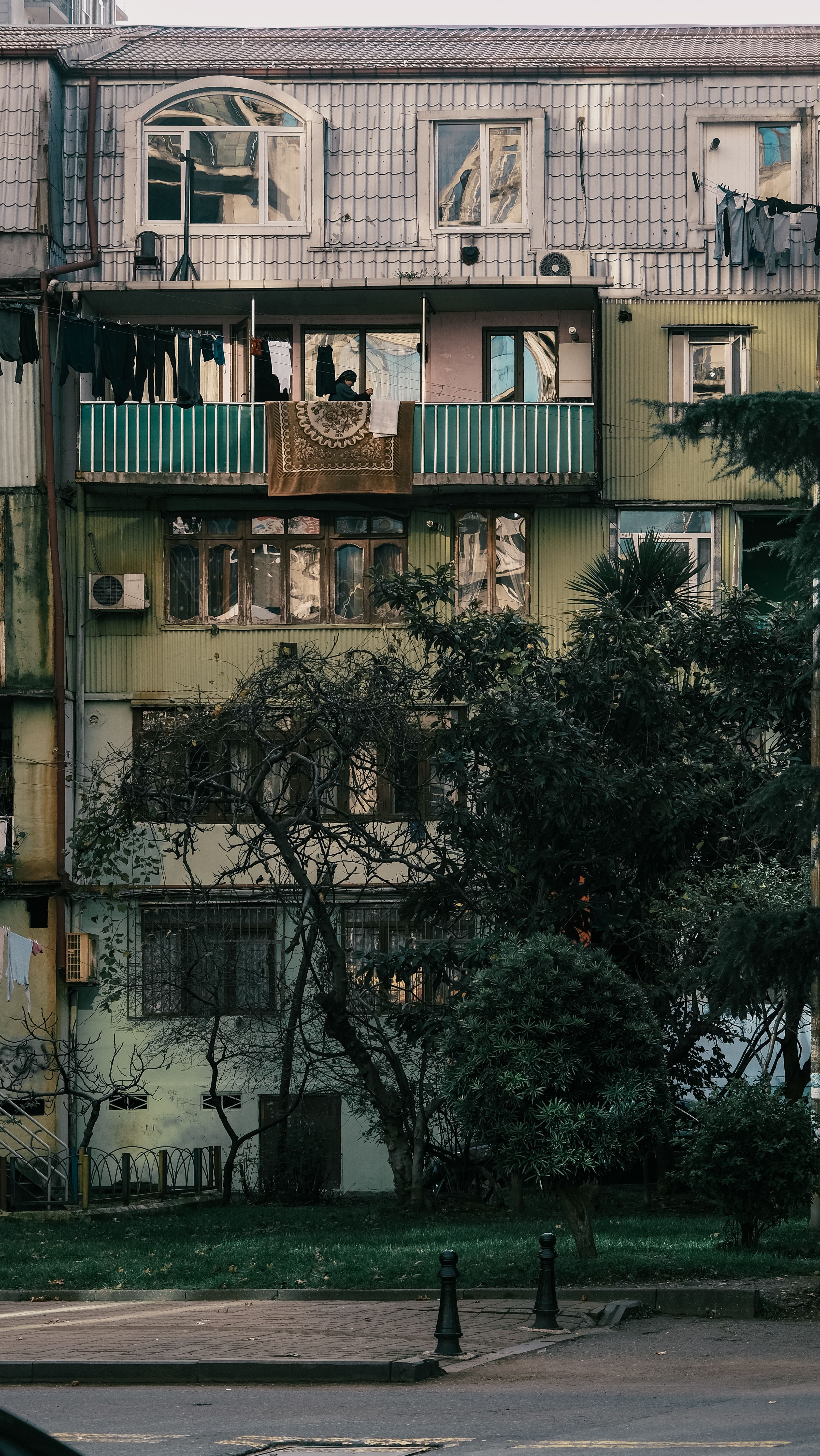 Exterior of an Apartment Building in a City · Free Stock Photo