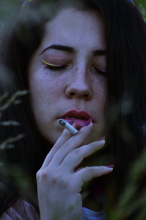 Foto De Mujer Sosteniendo Un Cigarrillo