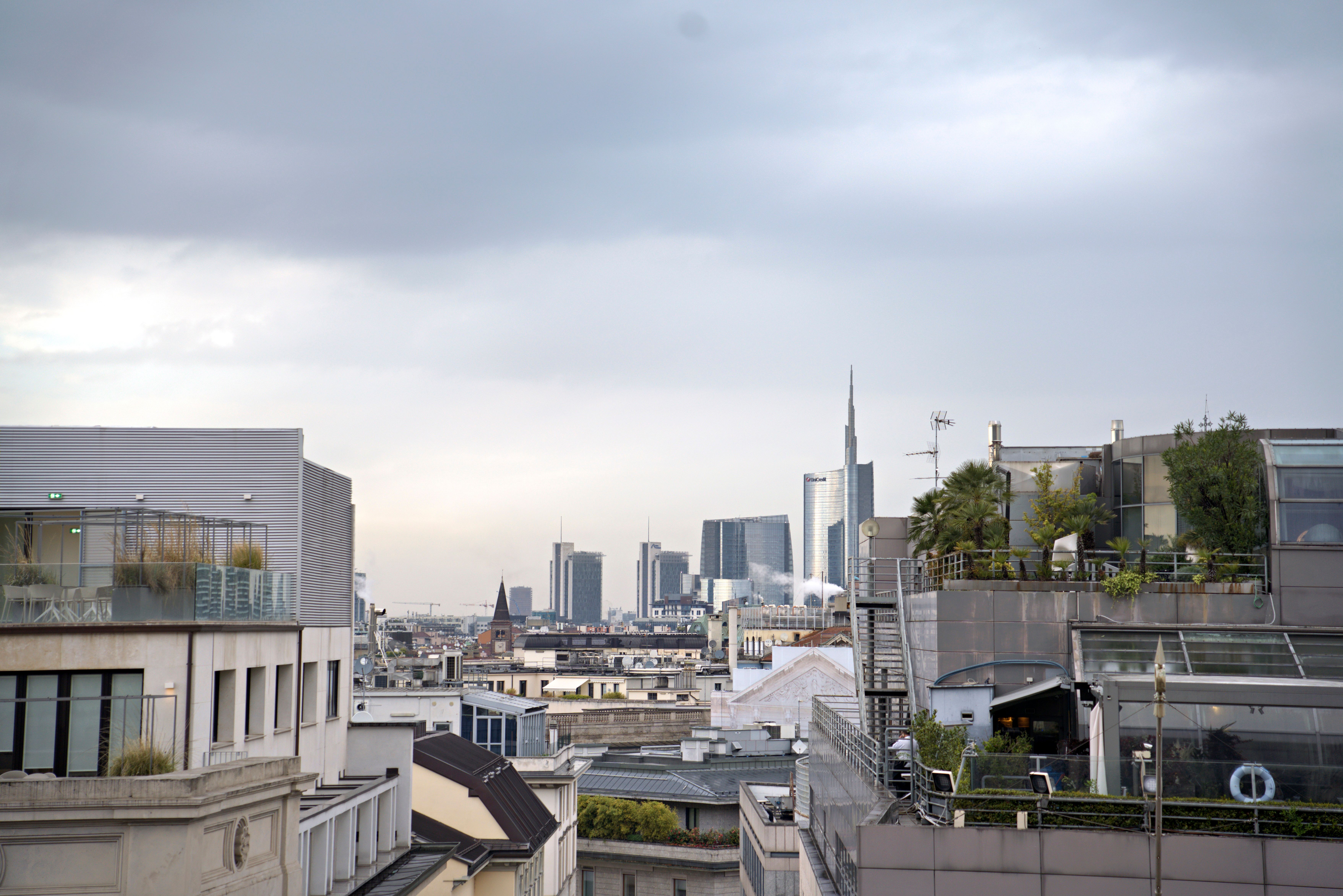 Milano finans bölgesinin kapalı bir sabahtaki manzarası.
