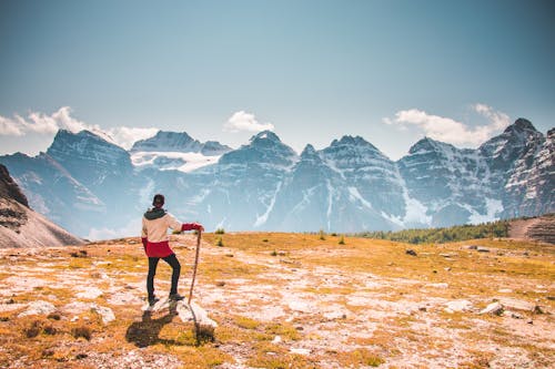 Uomo In Piedi Sulla Cima Della Montagna