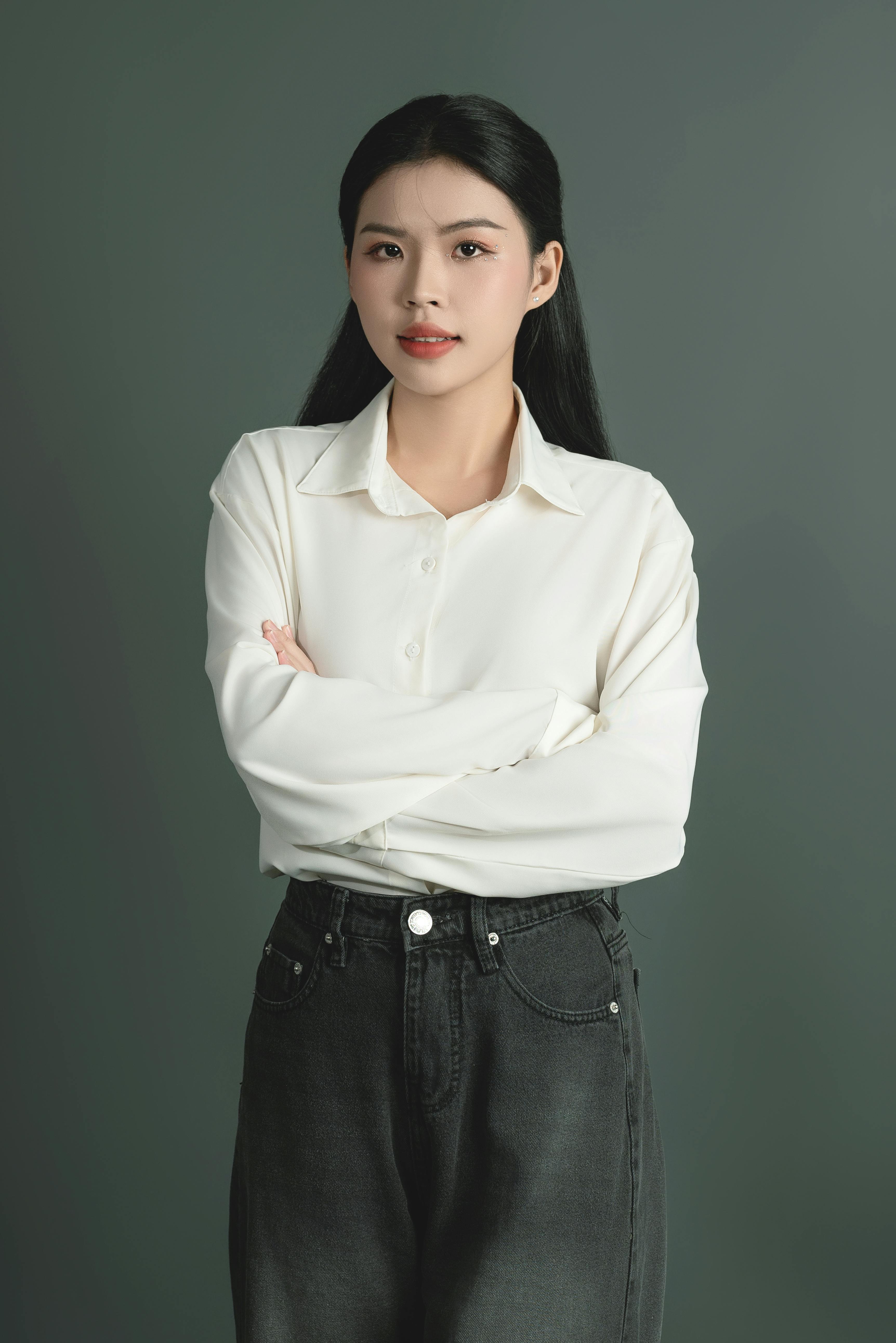 Model In White Blouse And Black Jeans Free Stock Photo model-in-white-blouse-and-black-jeans-free-stock-photo