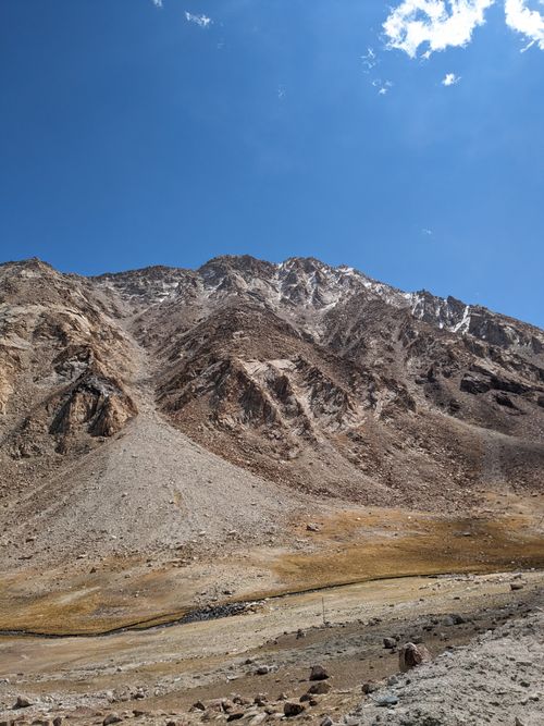 Free A high-altitude mountain landscape with rocky terrain under a clear blue sky, ideal for adventure and nature themes. Stock Photo