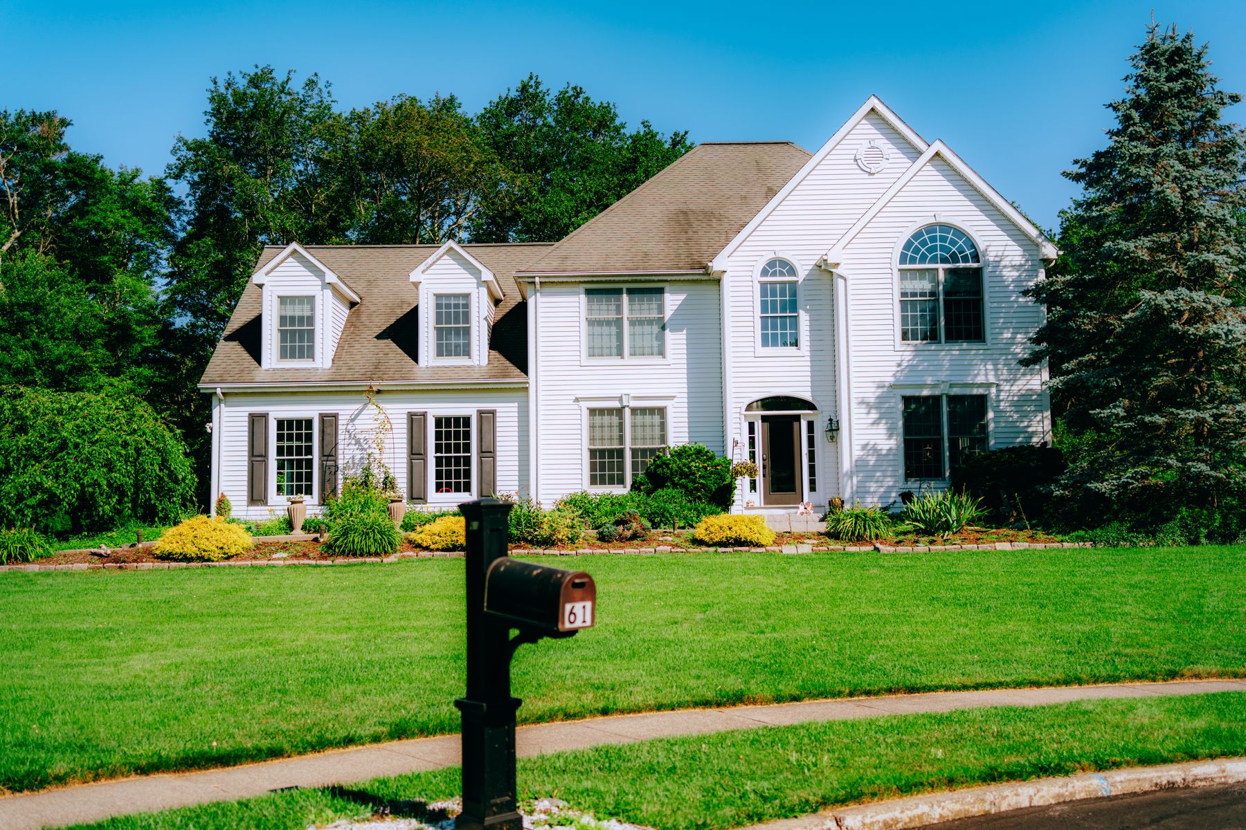 Two-storey home with a manicured front lawn — photo by Diogo Miranda on Pexels