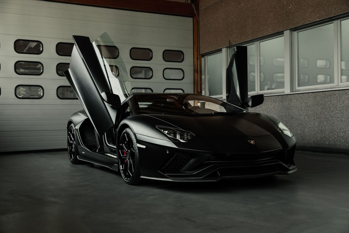 Supercar negru cu usile ridicate vertical