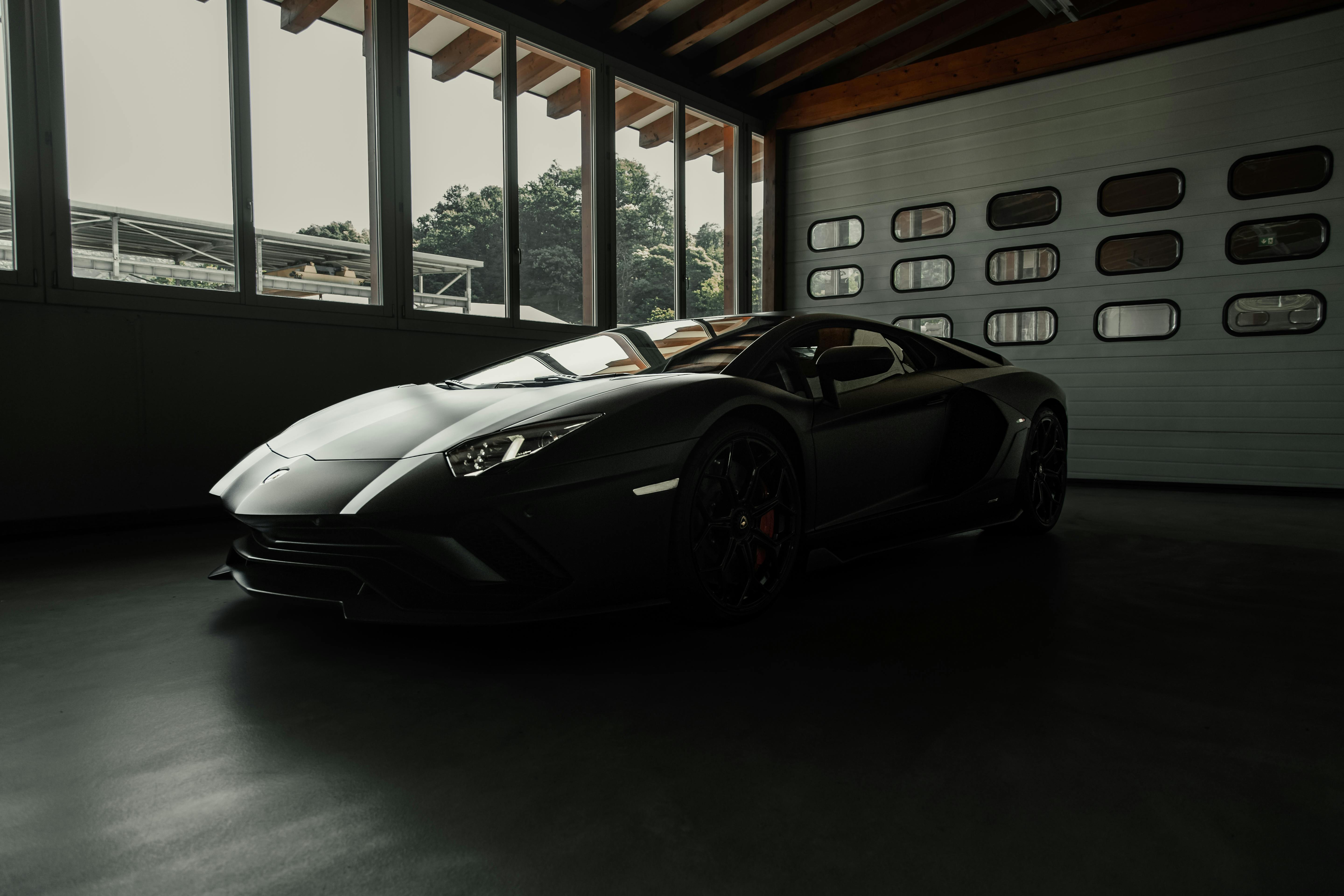 Voiture de sport en garage — essai Driver's Lab