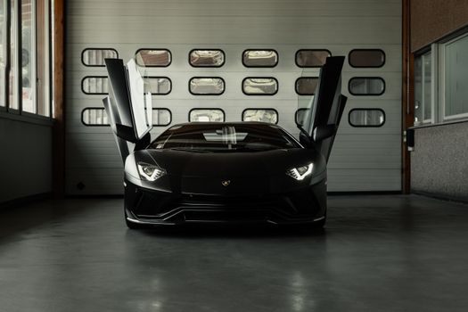Schwarzer Luxuswagen im Konzept Autohaus Nord