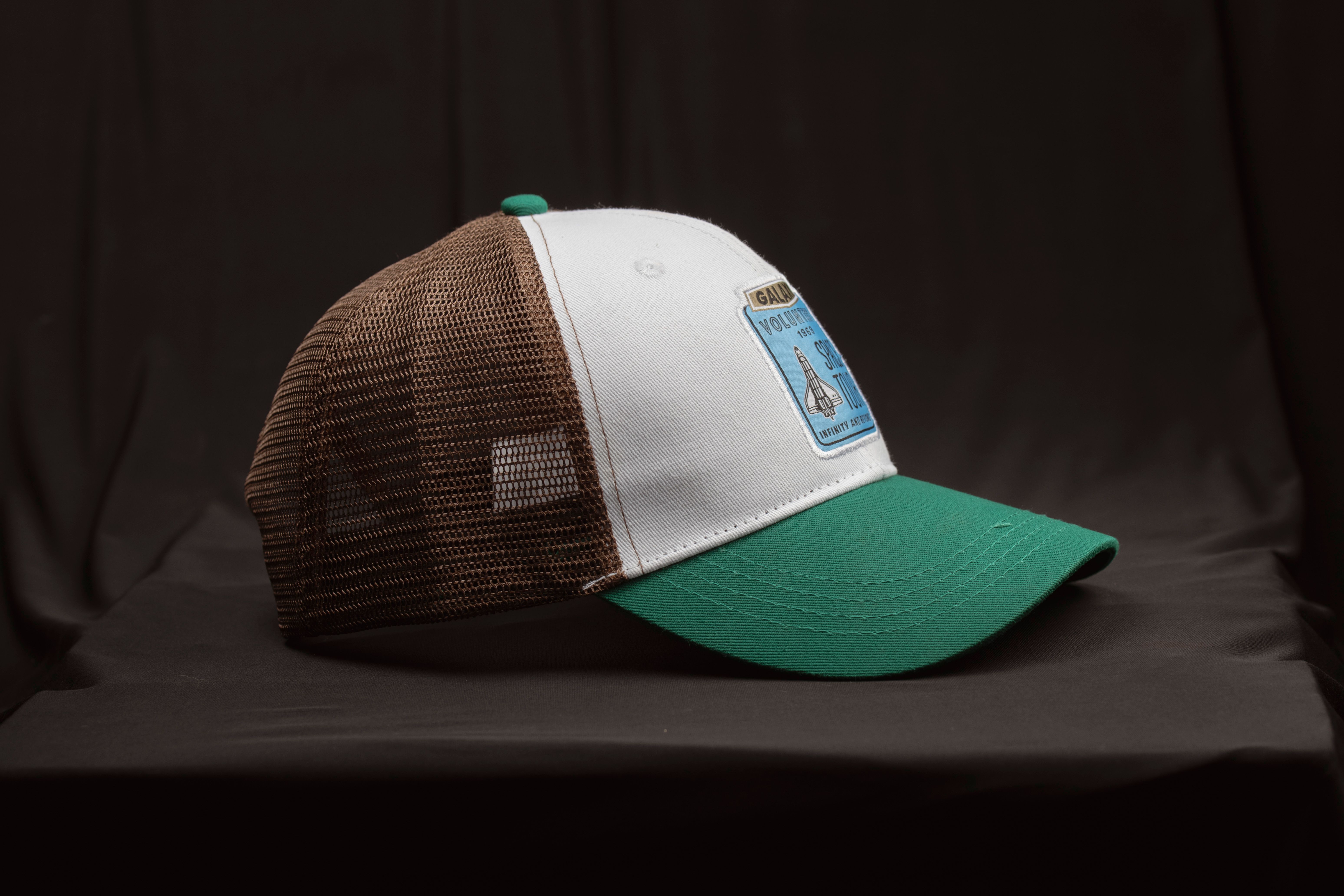 Gorra trucker de malla con visera y parche
