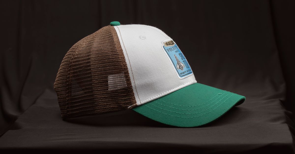 Gorra trucker de malla con visera y parche