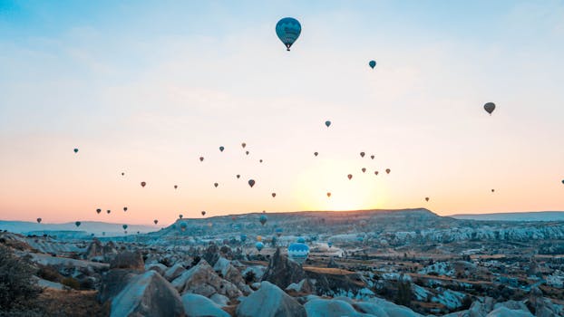 日出时分，热气球翱翔在卡帕多西亚上空，营造出令人惊叹的空中景观