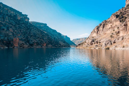 天空晴朗，宁静的湖泊被岩石山脉环绕，是理想的度假胜地