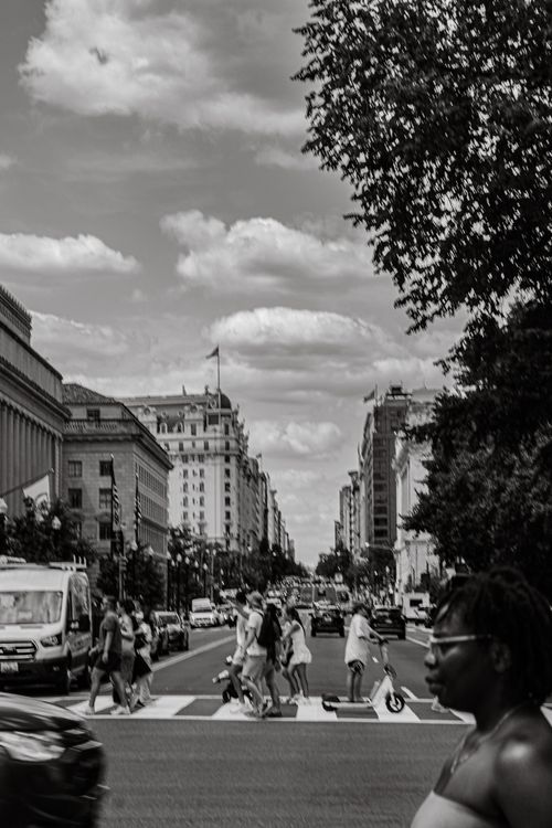 Free Dynamic urban street scene in black and white, capturing city life at a crosswalk. Stock Photo