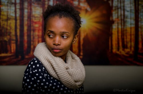 Δωρεάν στοκ φωτογραφιών με έργα τέχνης στον τοίχο, κοιτάζοντας πίσω, κορίτσι της αφρικής