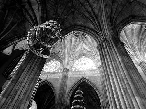 Foto Monocroma De Candelabro En El Edificio De La Iglesia