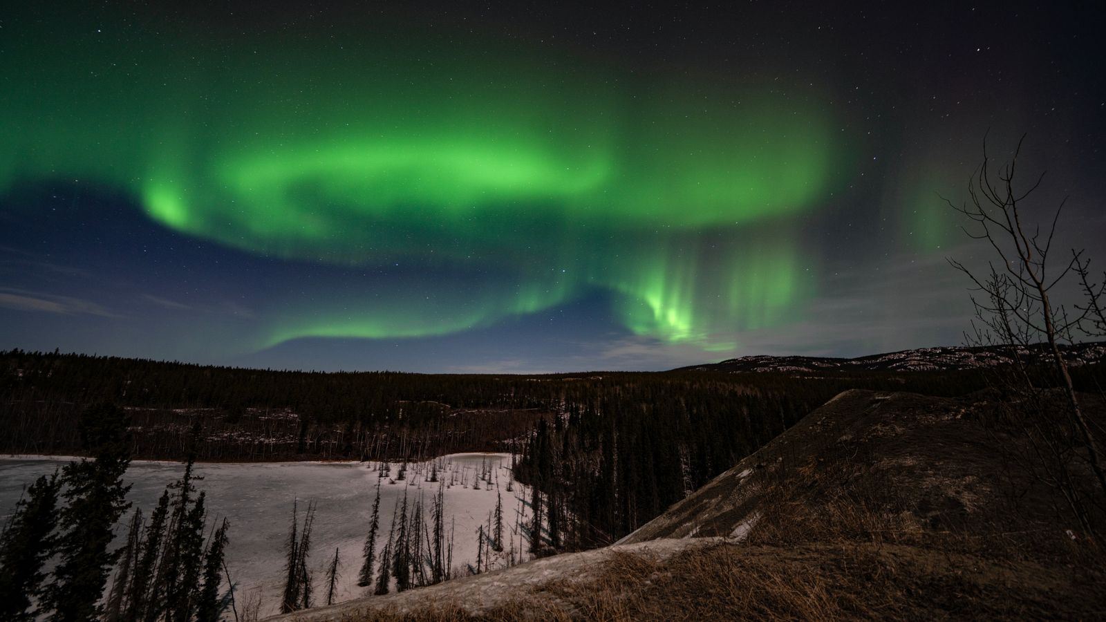 Auroras boreales sobre un paisaje nórdico