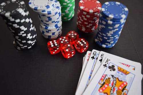 Gratis Bermain Kartu Dan Keripik Dan Dadu Poker Foto Stok