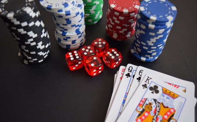 Online Casino: Spielautomaten und Live-Spiele im Überblick