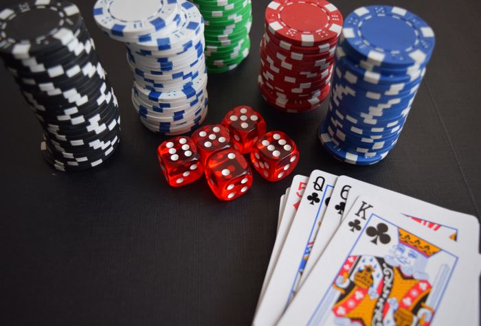 Online Casino: Spielautomaten und Live-Spiele im Überblick