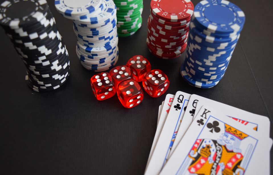 Online Casino: Spielautomaten und Live-Spiele im Überblick