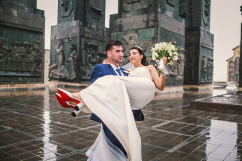 Free Elegant newlyweds in a dramatic urban setting, showcasing romance and celebration. Stock Photo