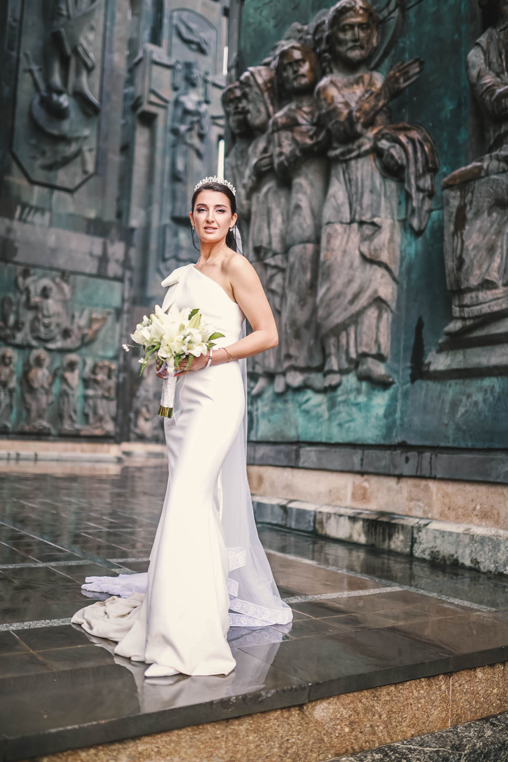 Bride in Wedding Dress and with Flowers Bouquet · Free Stock Photo