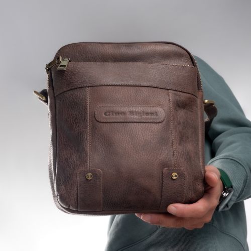 Free Stylish Gino Bigioni leather shoulder bag showcased by hand for modern fashion lovers. Stock Photo