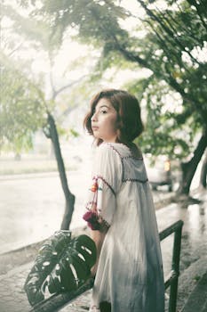 雨天户外，一位时尚女人的宁静肖像