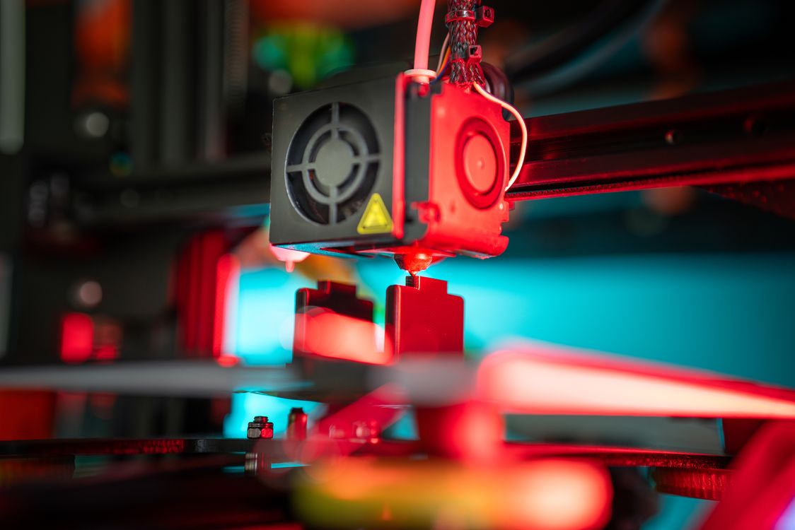3D printer izrađuje objekt sloj po sloj u laboratorijskom okruženju