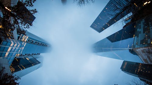 Малоугольная фотография высотных зданий