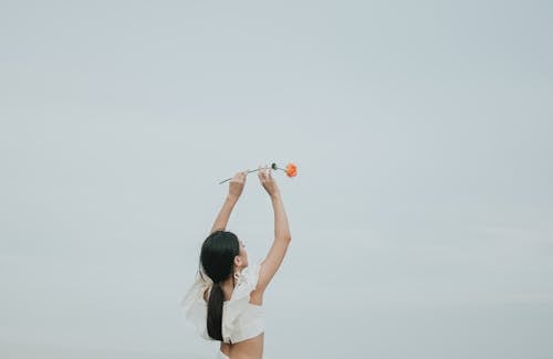 Foto Van Vrouw Met Een Bloem