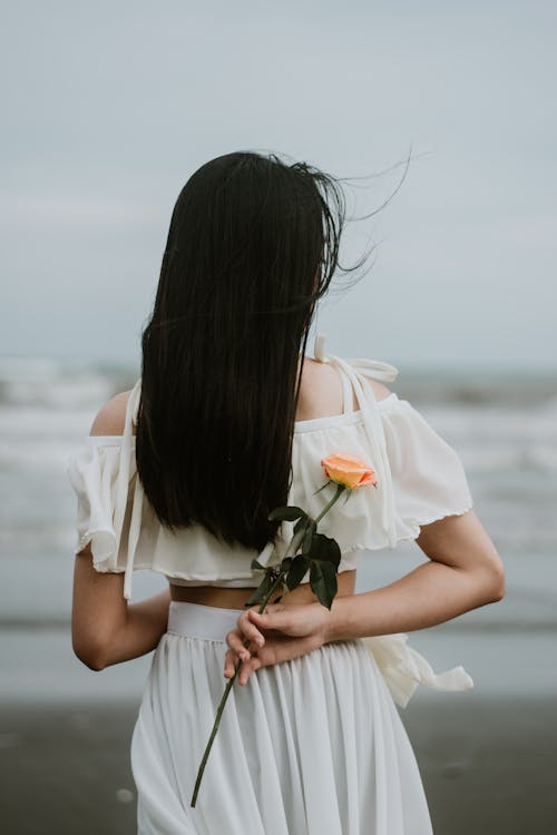 Foto Van Vrouw Met Een Bloem