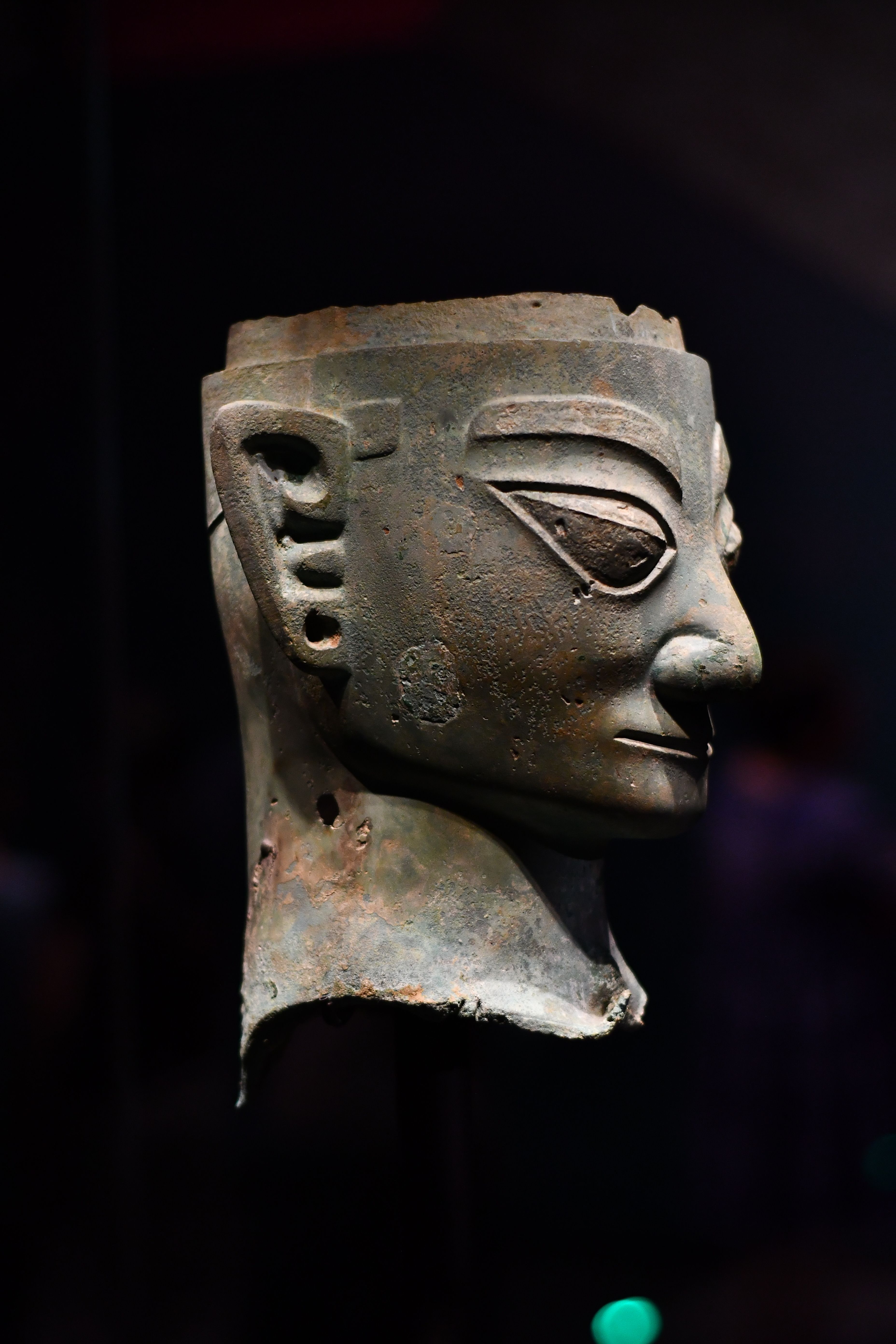 A bronze head on display in a museum · Free Stock Photo