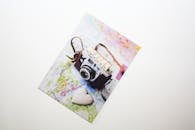 旅行地图上的一台老式相机呈心形，象征着旅行热情