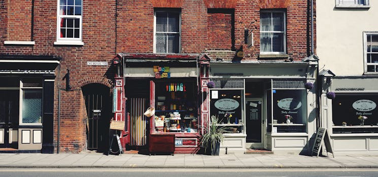 诺维奇一条古老街道上，有一家充满活力的古董店兼咖啡馆