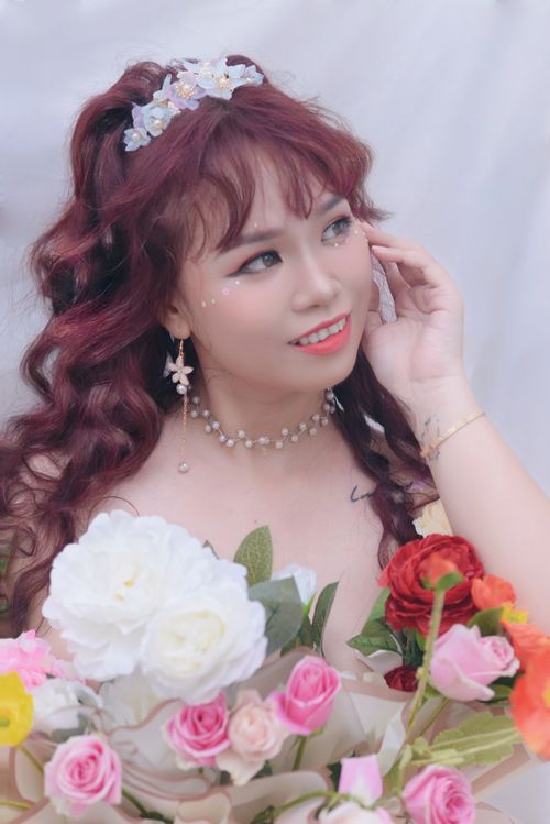 Free Elegant portrait of a woman adorned with flowers, exuding grace and joy. Stock Photo