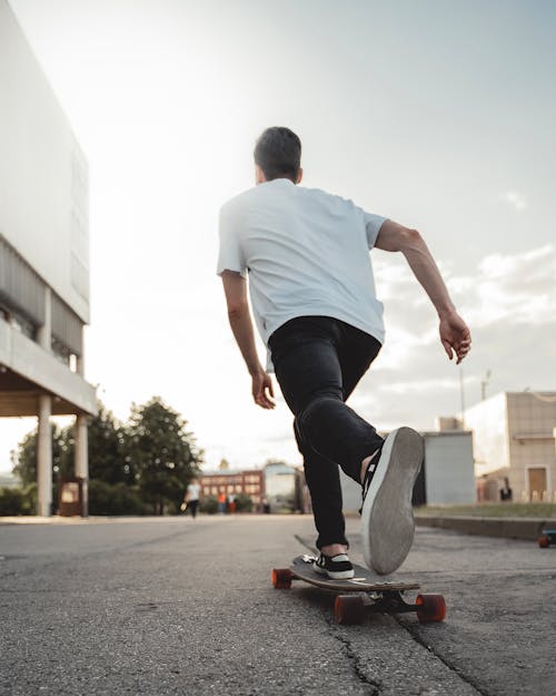 Free Junger Mann Auf Einem Skateboard Stock Photo