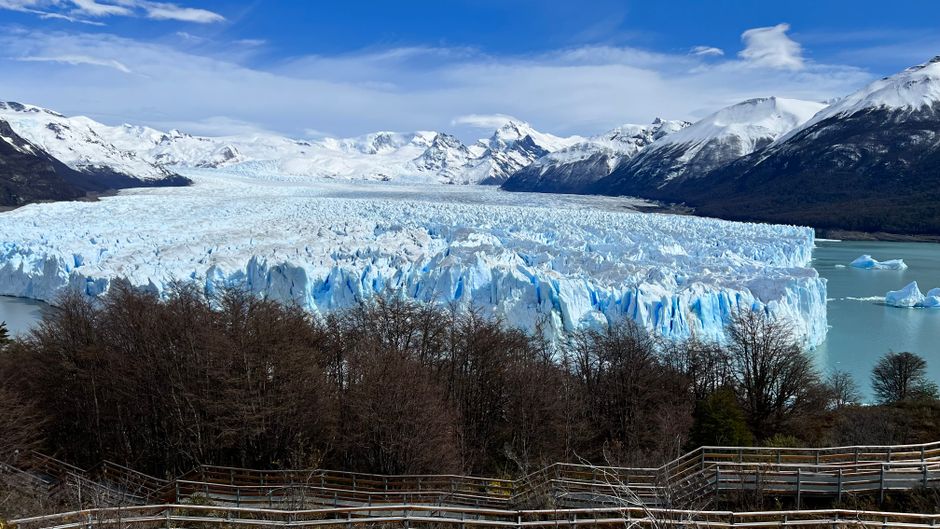 Frente azul del Glaciar Perito Moreno reflejado en el agua del lago Argentino, Patagonia