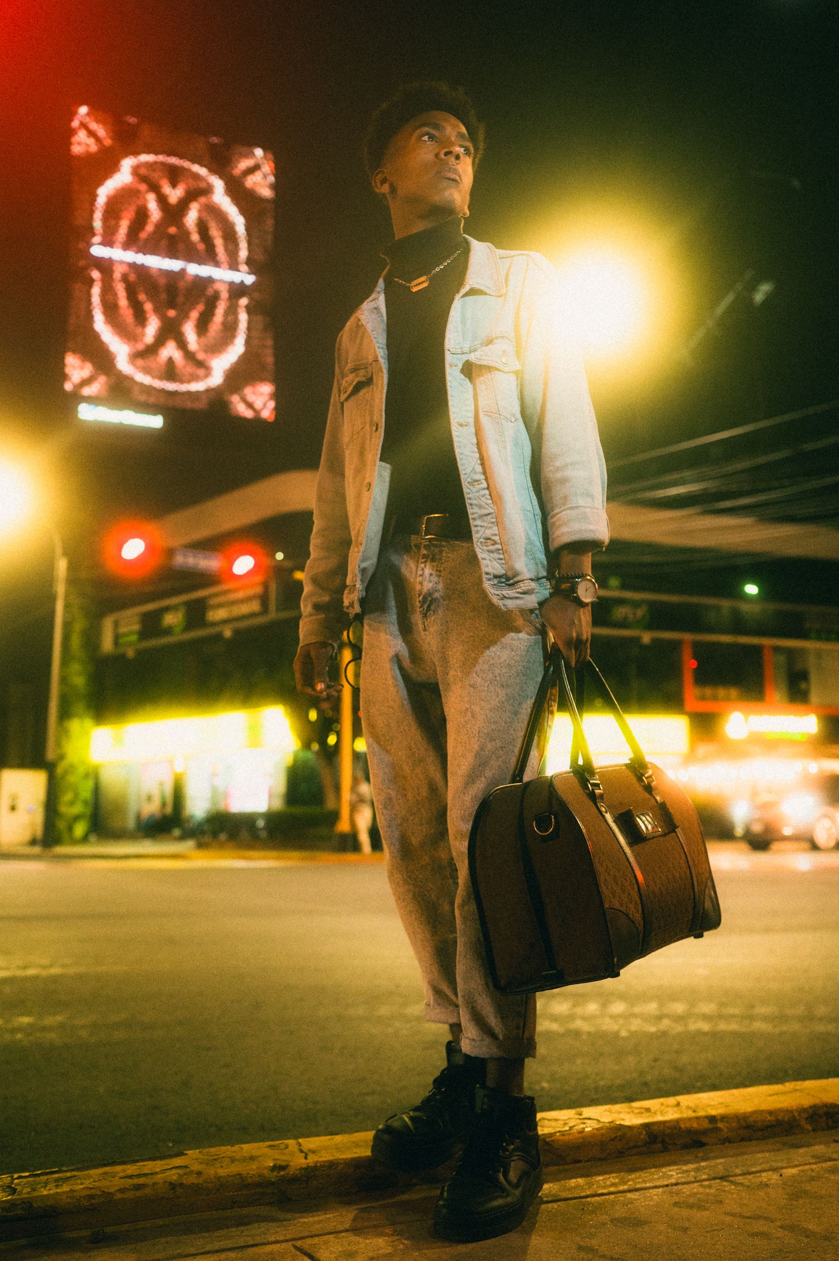 Um adulto estiloso com uma bolsa marrom nas ruas da cidade à noite sob luzes de neon.