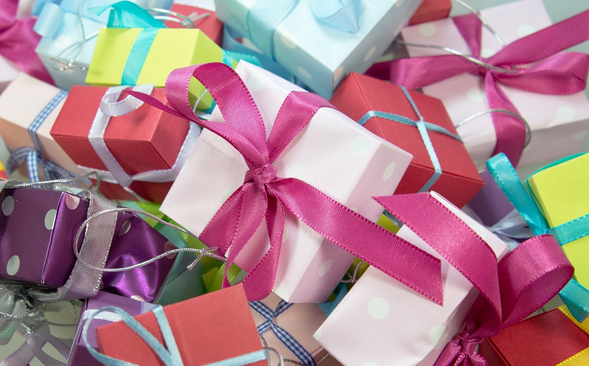 Крупный план разноцветных подарочных коробок