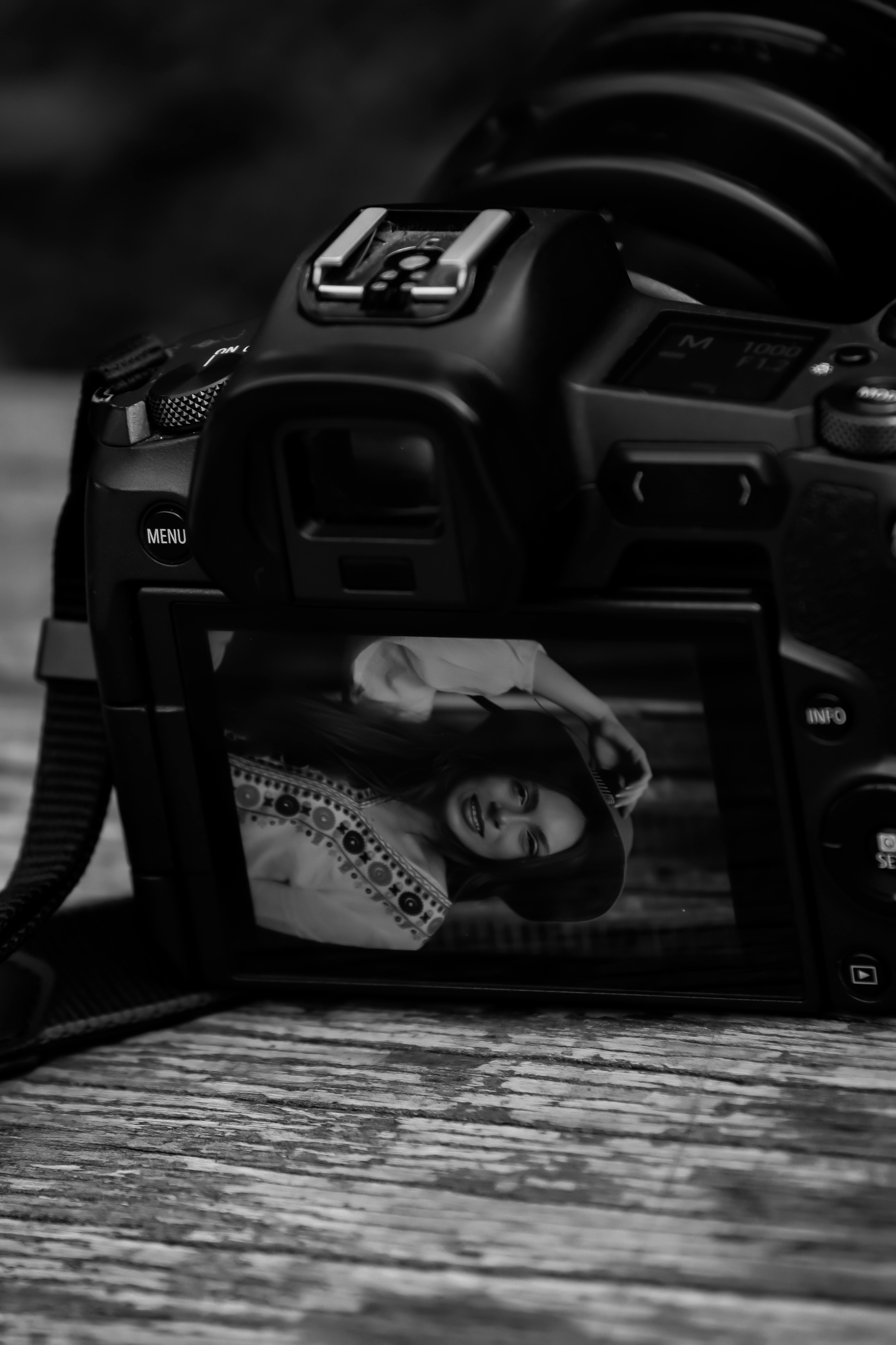 bezplatná Základová fotografie zdarma na téma analogový pocit, černobílý, design fotoaparátu Základová fotografie