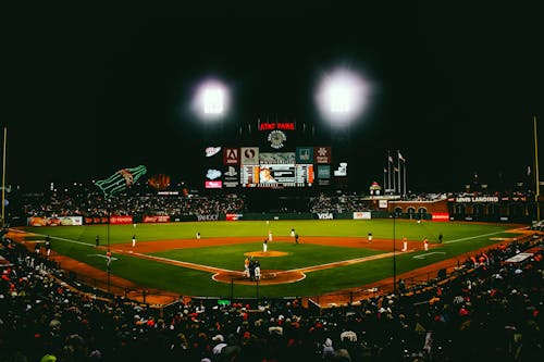 Jugador De Béisbol Jugando En El Estadio De Béisbol