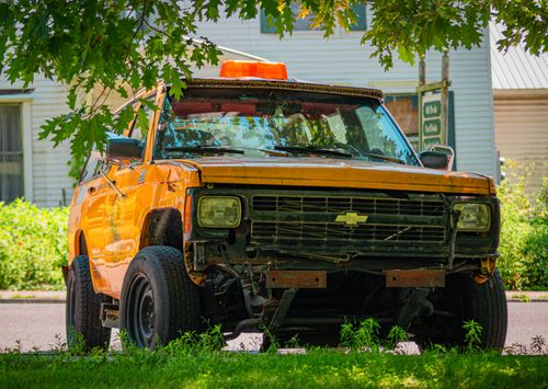 Free Front view of an old, damaged Chevrolet vehicle parked outdoors in Saint Johnsbury, Vermont Stock Photo