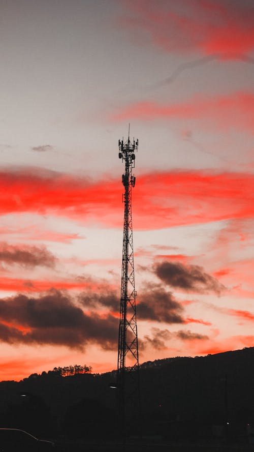 бесплатная Башня под красными облаками Стоковое фото