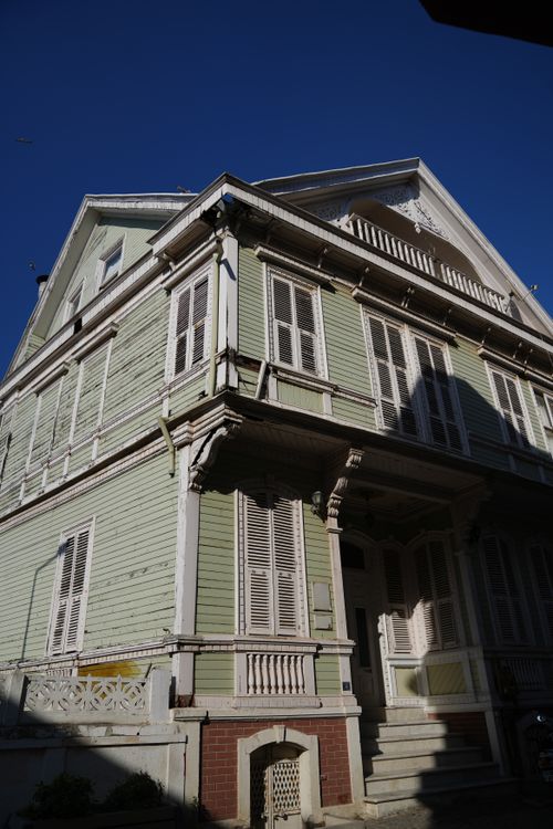 Free A charming vintage Ottoman-style house in Mudanya, Türkiye, showcasing intricate wooden architecture. Stock Photo