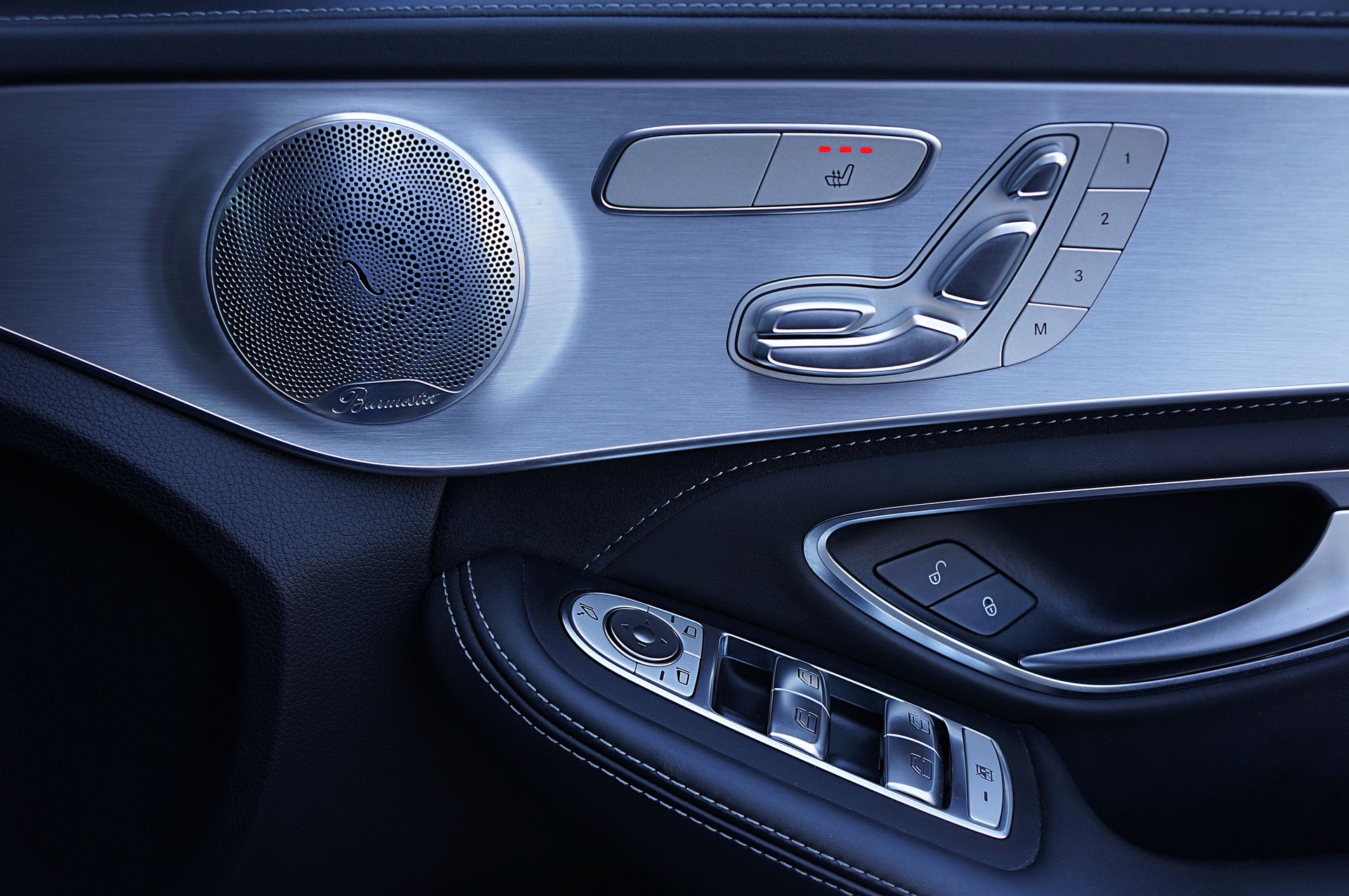 Mercedes Türtafel mit eingebautem Burmester Türlautsprecher und Bedienelementen