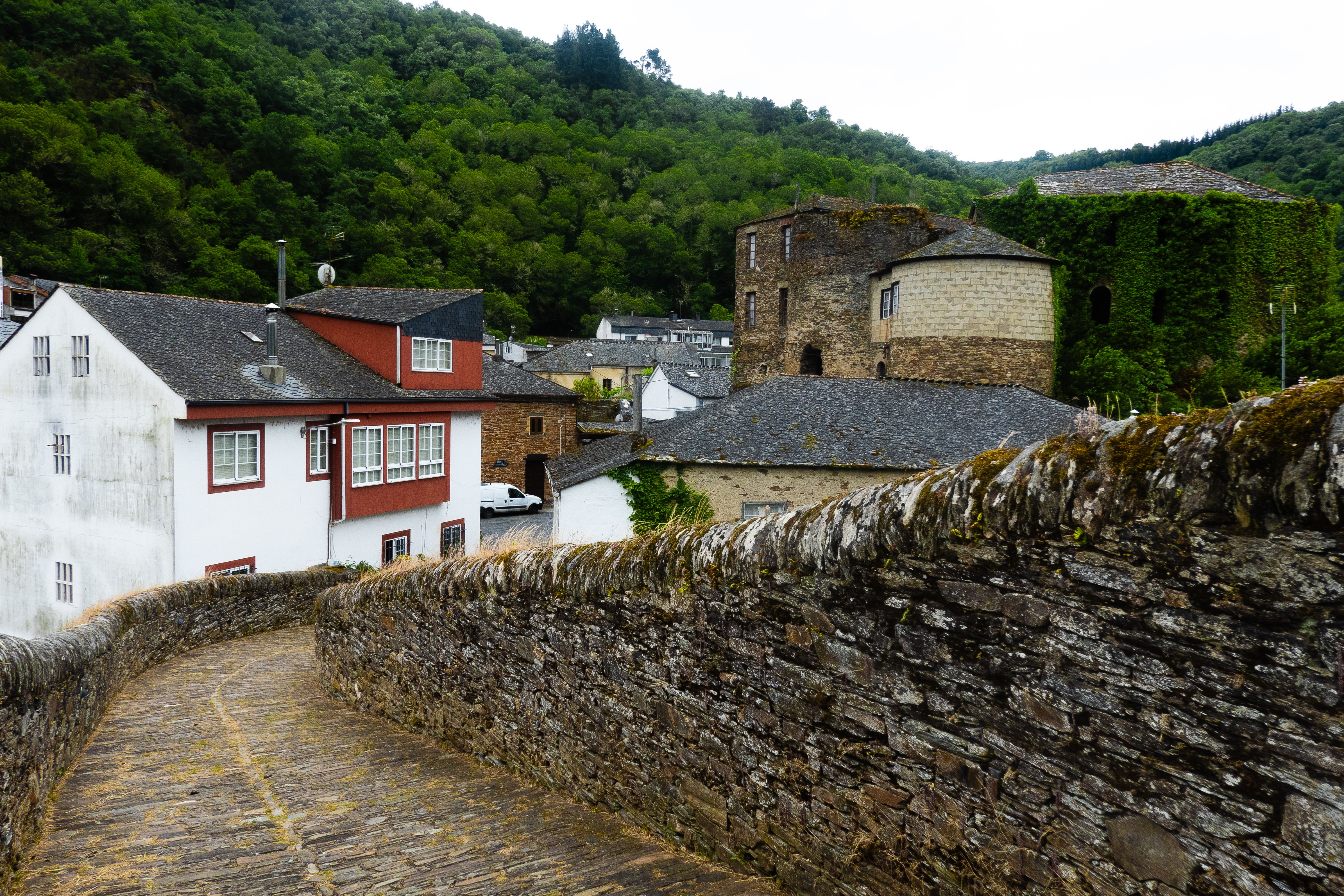 Malerischer Wanderweg entlang historischer Architektur