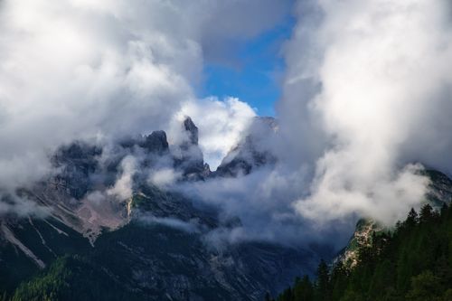 Free Majestic mountains shrouded in mist and clouds in Toblach, Trentino-Südtirol, perfect for nature and travel imagery. Stock Photo