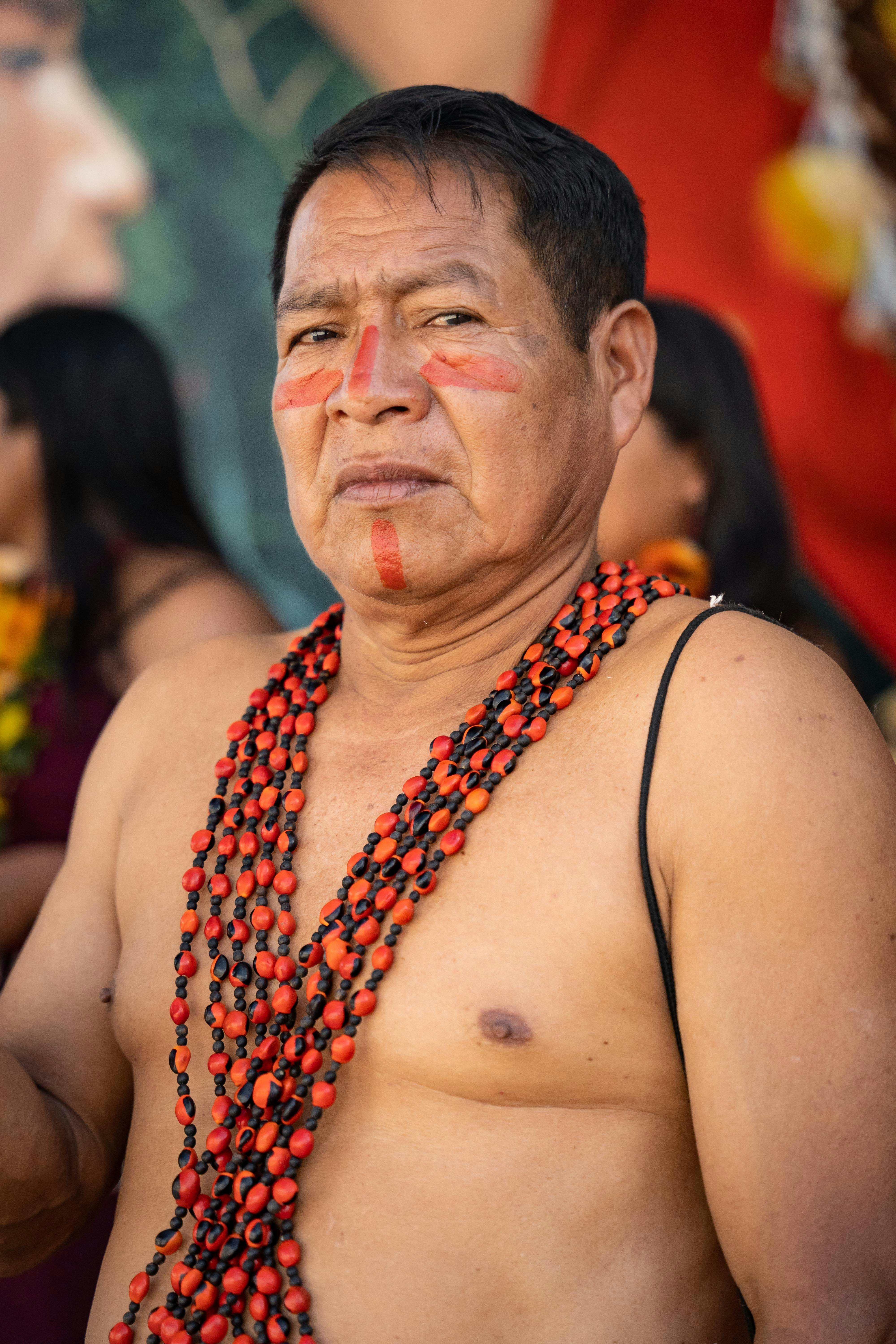 pueblo indigena awajun hombre mirando