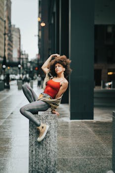 时尚女性优雅地在城市街道上摆姿势，展现现代城市风格