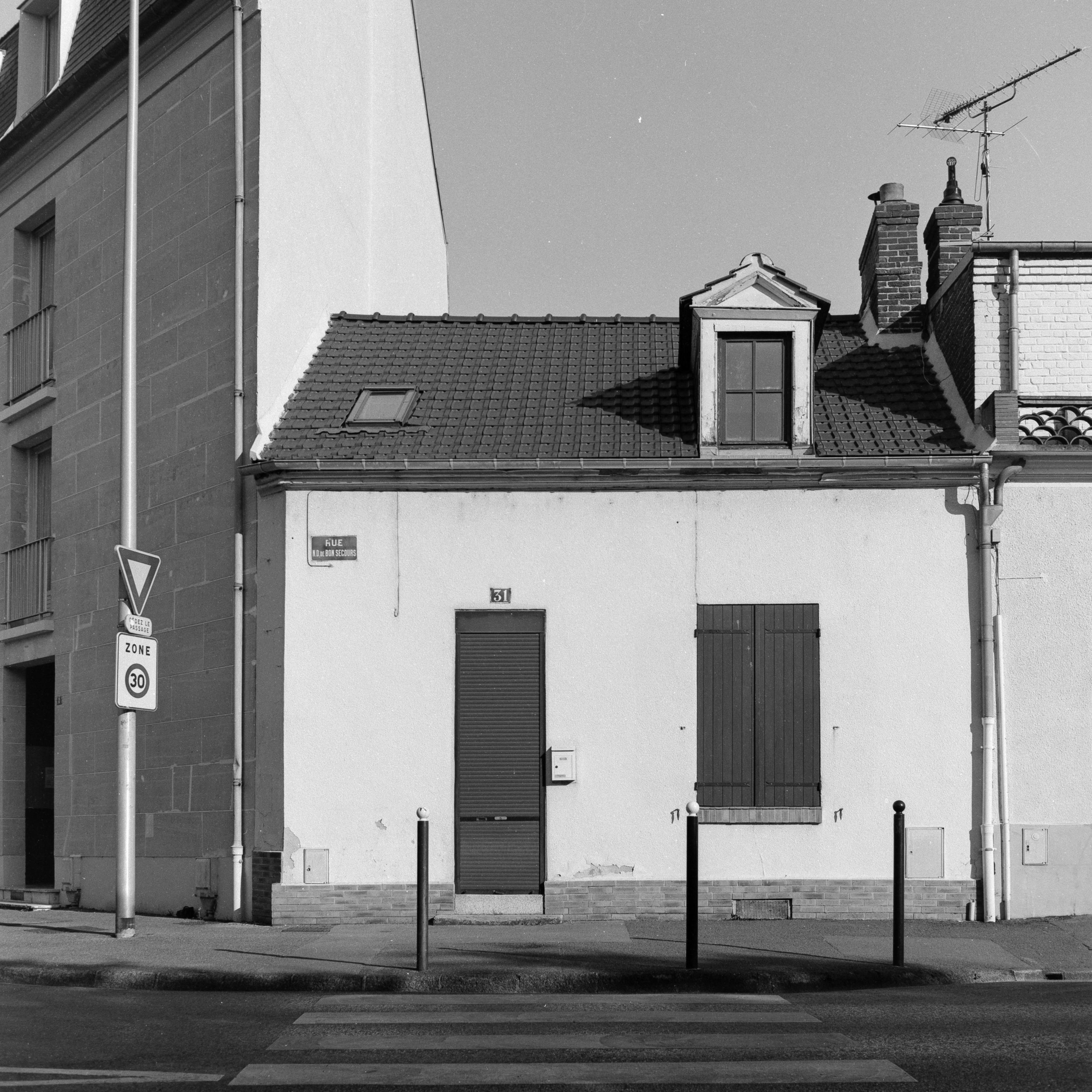 Black and white photo of a duplex house in Compiègne, France.