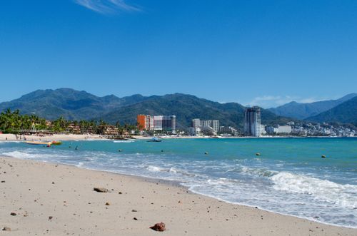 Costa de Puerto Vallarta con montañas
